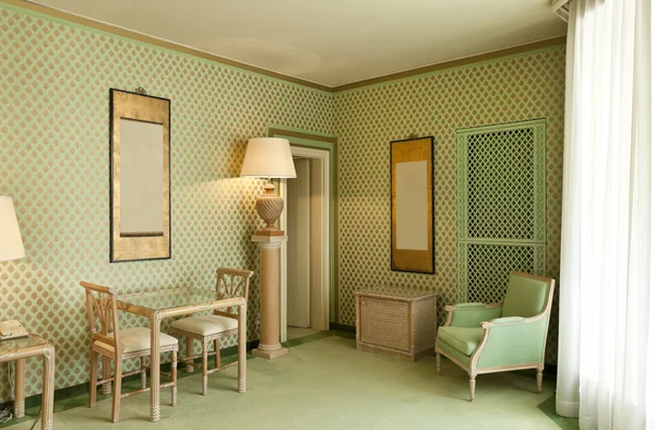 Apartamento de luxo interior, confortável quarto clássico — Fotografia de Stock
