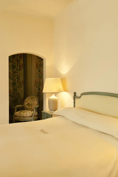 Appartamento di lusso interno, confortevole camera da letto — Foto Stock