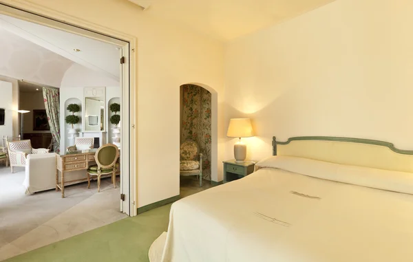 Роскошная квартира, удобная спальня и гостиная с видом — стоковое фото