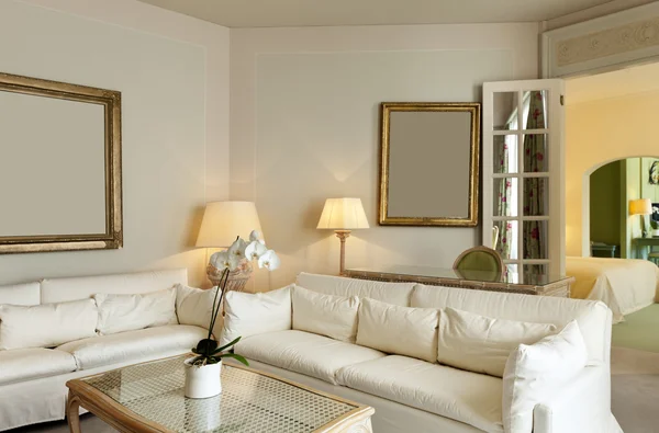 Εσωτερικό πολυτελές διαμέρισμα, άνετη σουίτα, σαλόνι — Φωτογραφία Αρχείου
