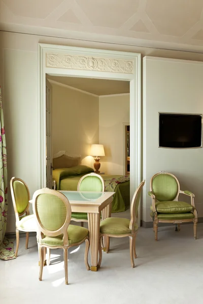 Interieur luxe appartement, comfortabele suite, eettafel — Stockfoto