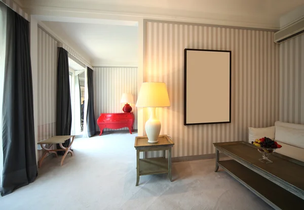 Интерьер квартиры класса люкс, комфортная классическая гостиная — стоковое фото