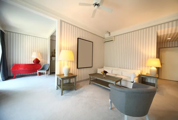 Interiér luxusní apartmán, komfortní klasický obývací pokoj — Stock fotografie