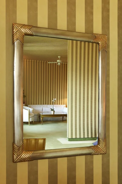 Luxe appartement, spiegel van de woonkamer — Stockfoto