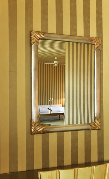 Appartement de luxe, miroir du salon — Photo