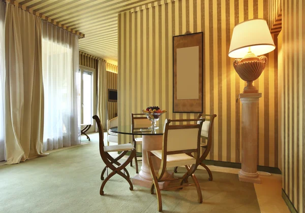 Luxus-Wohnung im Inneren, komfortables Esszimmer — Stockfoto