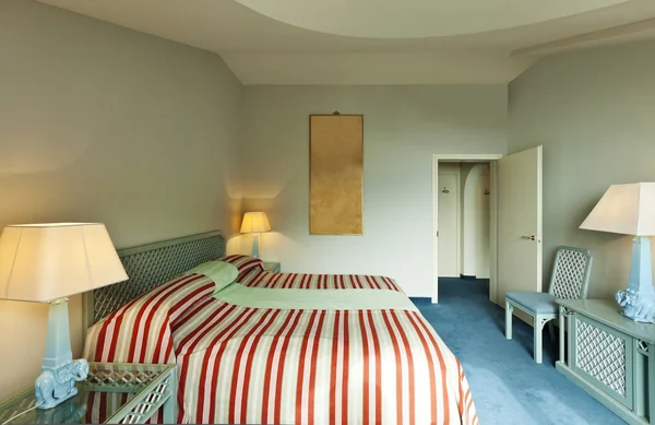 Квартира класса люкс, уютная спальня — стоковое фото