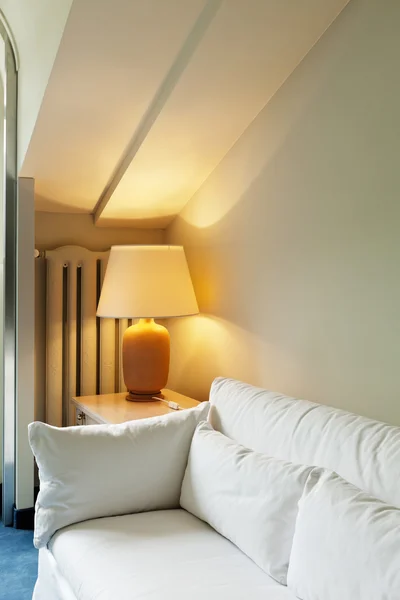 Interieur luxe appartement, comfortabele klassieke woonkamer, witte divan — Stok fotoğraf