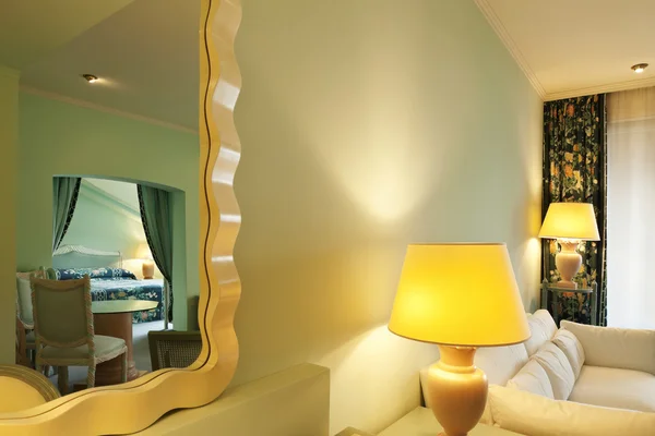 Appartamento di lusso interno, camera confortevole, specchio e lampada — Foto Stock
