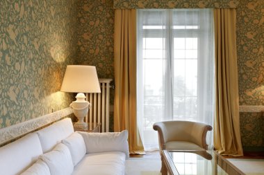 interieur luxe appartement, comfortabele klassieke woonkamer, witte divan