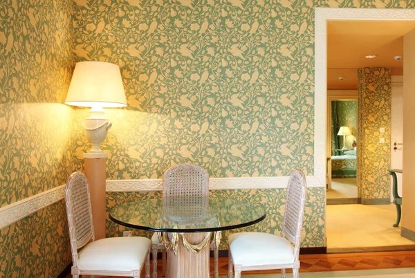 Intérieur appartement de luxe, confortable salle à manger classique — Photo