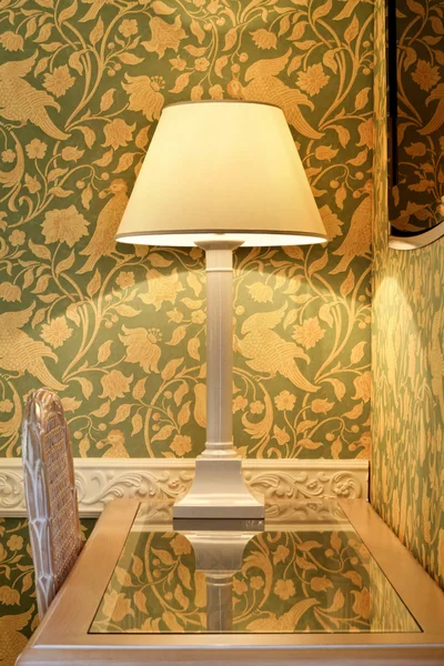 Apartamento de luxo interior, sala de detalhes, lâmpada de mesa na mesa — Fotografia de Stock