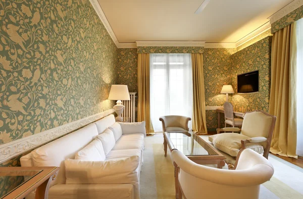 Luksusowe wnętrza mieszkania, komfortowy komplet, salon — Zdjęcie stockowe