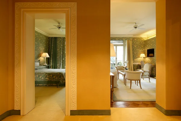 Lyxig lägenhet, Visa av vardagsrummet från hall — Stockfoto