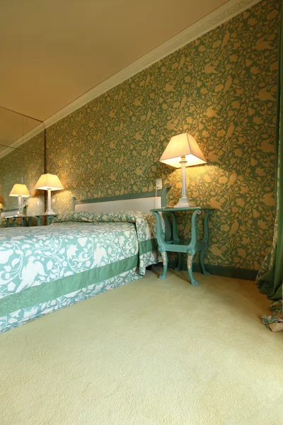 Luxus-Appartement, komfortables Schlafzimmer, Tischlampe — Stockfoto
