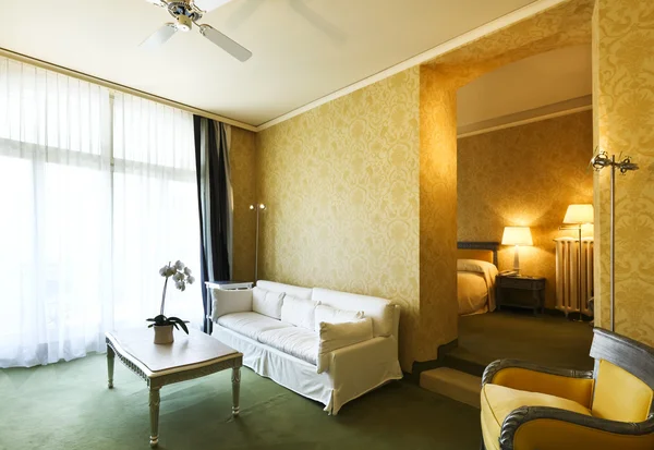 インテリア高級アパート快適な古典的なリビングルーム — ストック写真