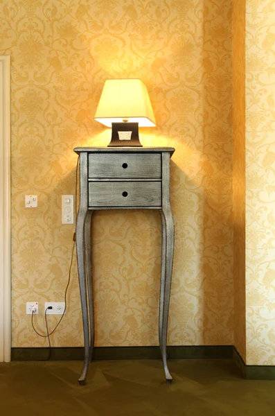 Apartamento de luxo interior, sala de detalhes, lâmpada de mesa — Fotografia de Stock