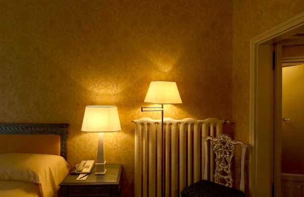 インテリアの高級アパート、夜の快適なベッドルーム — ストック写真
