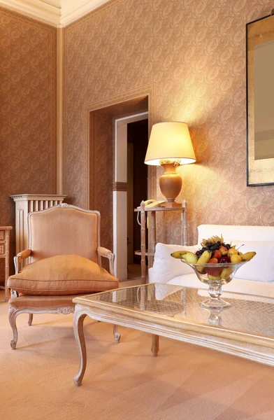 Belső luxus apartman, gyönyörű klasszikus nappali — Stock Fotó