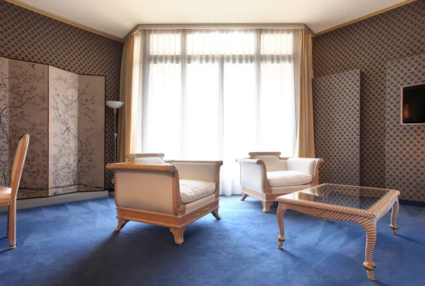 インテリア高級アパート快適な古典的なリビングルーム — ストック写真