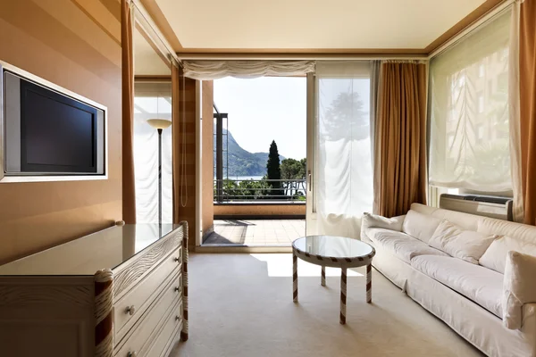 Интерьер квартиры класса люкс, комфортная классическая гостиная — стоковое фото