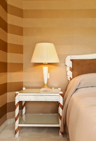 豪華なアパートメント、快適なベッドルーム — ストック写真
