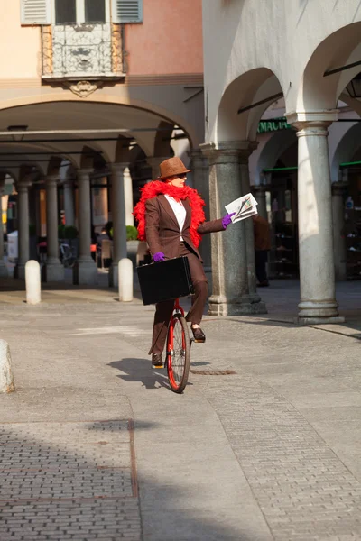 Mujer de negocios ir a trabajar en monociclo — Foto de Stock