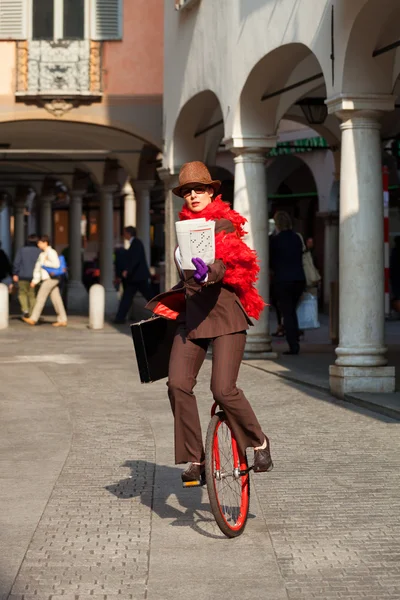 Affärskvinna gå till jobbet i monocycle — 图库照片