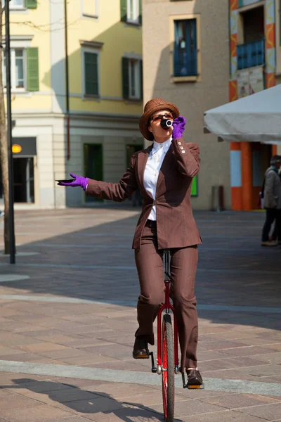 Business woman drink a coffee on the unicycle — Stock Photo, Image