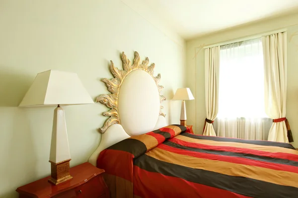 豪華なアパートメント、快適なスーツ、寝室 — ストック写真