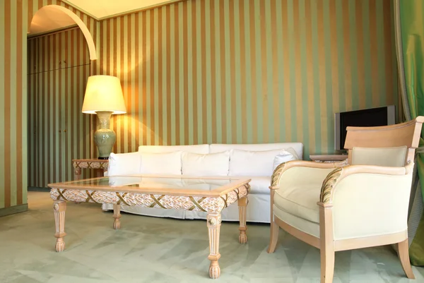 Interiér luxusní apartmán, komfortní klasický obývací pokoj — Stock fotografie