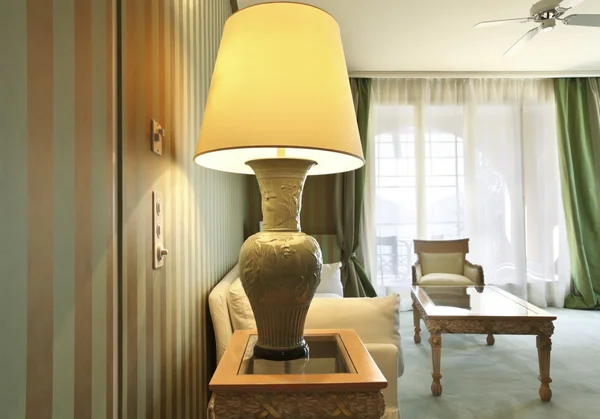 Appartamento di lusso interno, tuta comoda, lampada da tavolo primo piano — Foto Stock