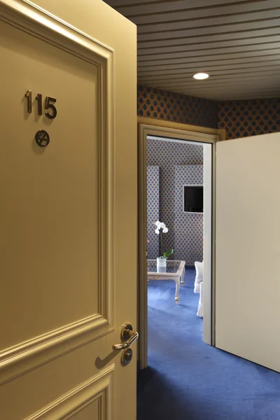 Interior hotel de luxo, porta aberta — Fotografia de Stock
