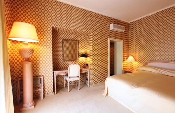 Luxus-Appartement, komfortables Schlafzimmer — Stockfoto