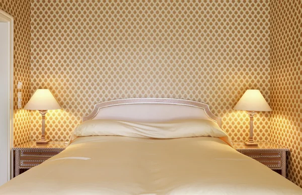 豪華なアパートメント、快適なベッドルーム — ストック写真