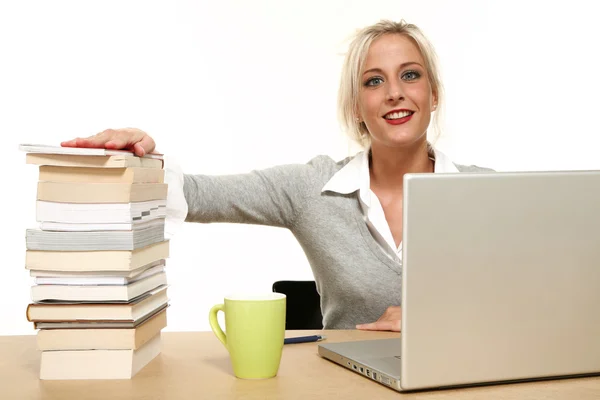 Femme au bureau — Photo