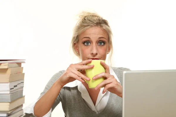 Vrouw in office — Stockfoto