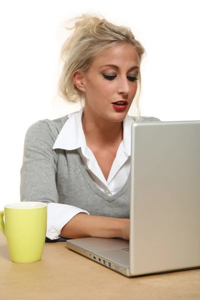 Femme au bureau — Photo