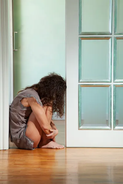 Mujer agachada en el suelo — Foto de Stock