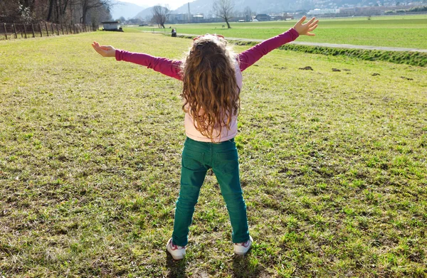 Criança no campo — Fotografia de Stock