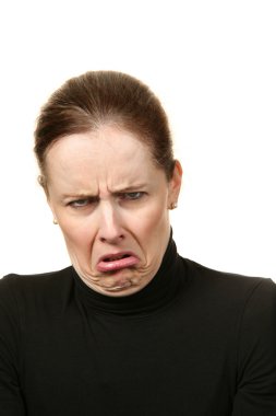 yakın çekim pout ifade üzerinde beyaz bir arka plan yaparken genç bir kadın portresi