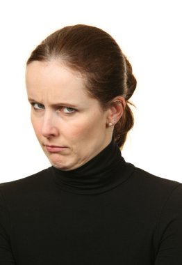 yakın çekim pout ifade üzerinde beyaz bir arka plan yaparken genç bir kadın portresi