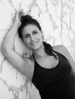 duvarının yakınında kadın portresi. siyah ve beyaz