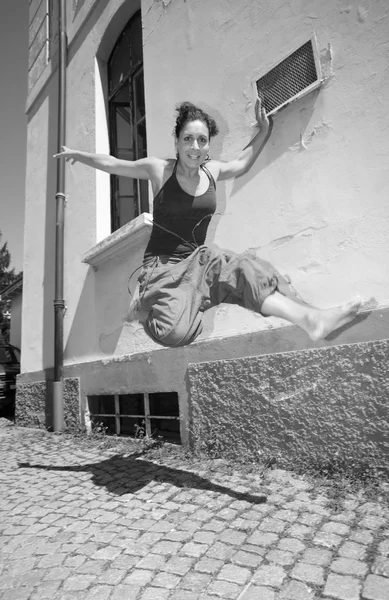 Kobieta skoki. czarno-białe — Zdjęcie stockowe