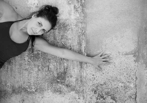 Portrait of woman near wall. black and white — Stock Photo, Image