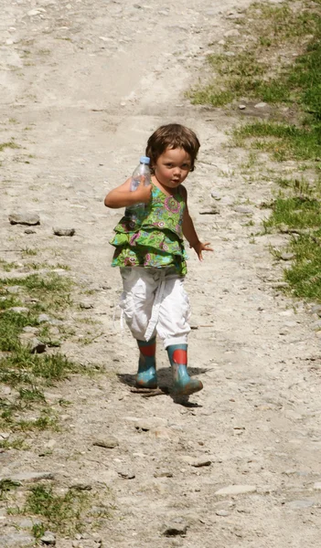 Παιδί περπάτημα με μπουκάλι νερό — Φωτογραφία Αρχείου