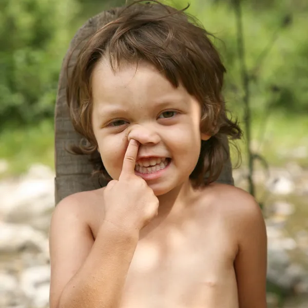 Retrato de niño con el dedo en la nariz —  Fotos de Stock