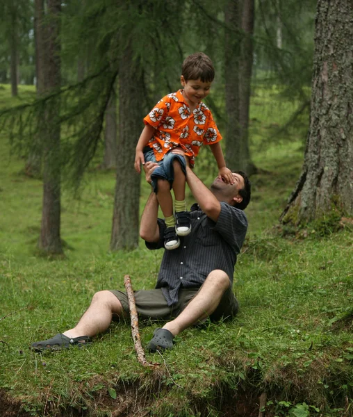 父亲与儿子玩耍 — 图库照片