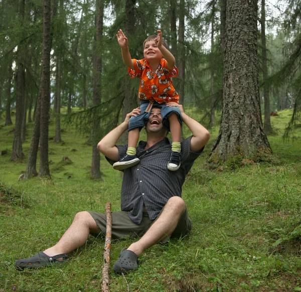 Padre jugando con hijo — Foto de Stock