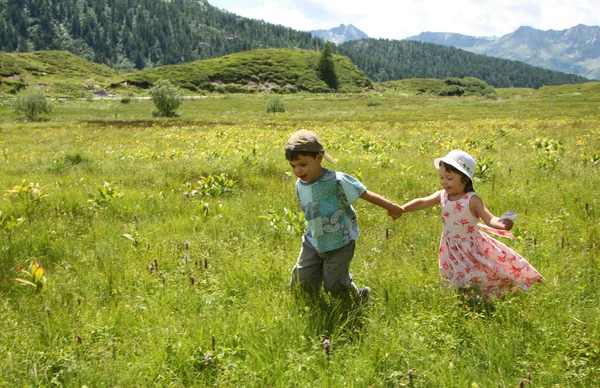 Děti v horách — Stock fotografie